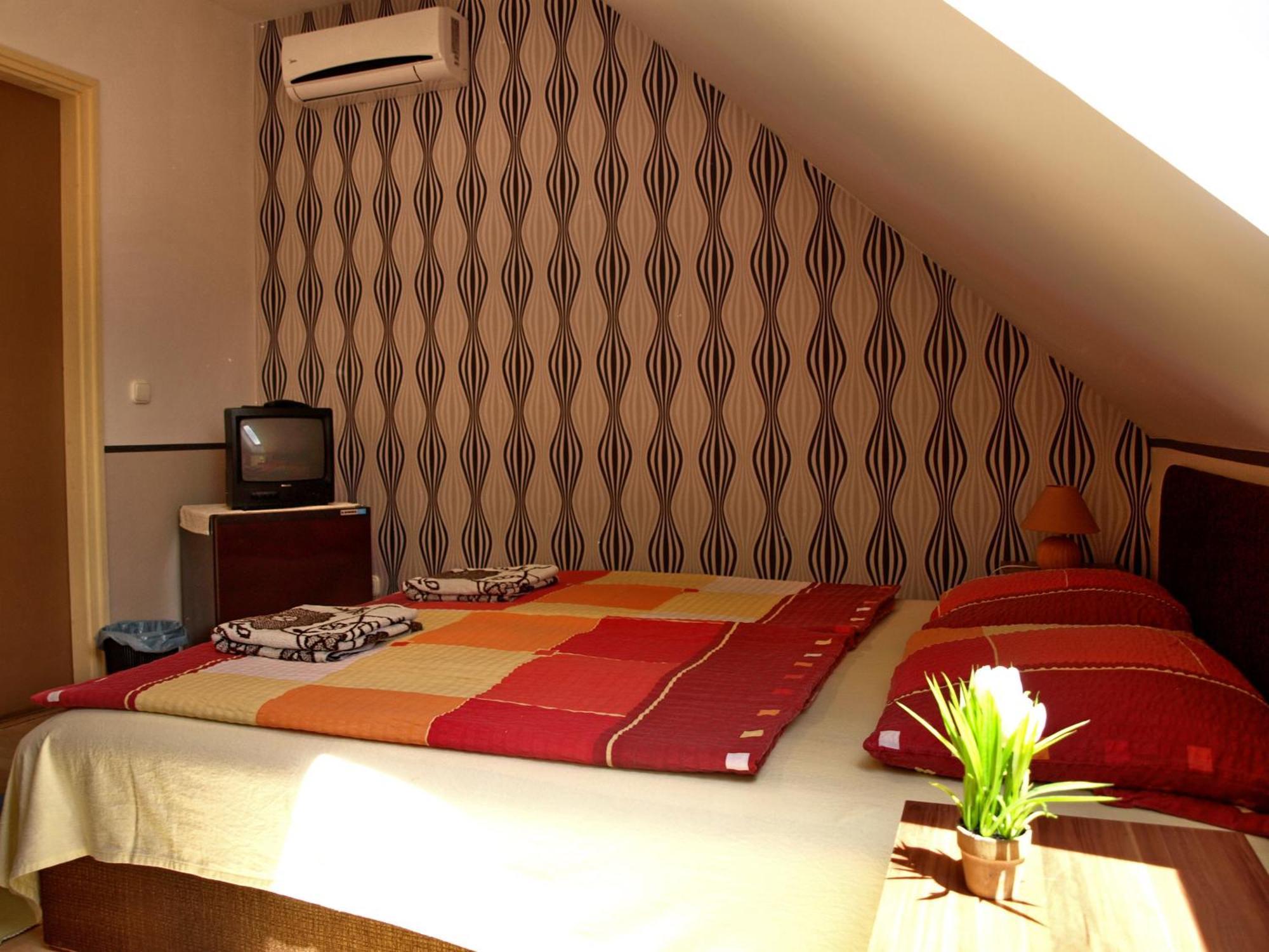 Illes Vendeghaz Hotel เคสเท ภายนอก รูปภาพ