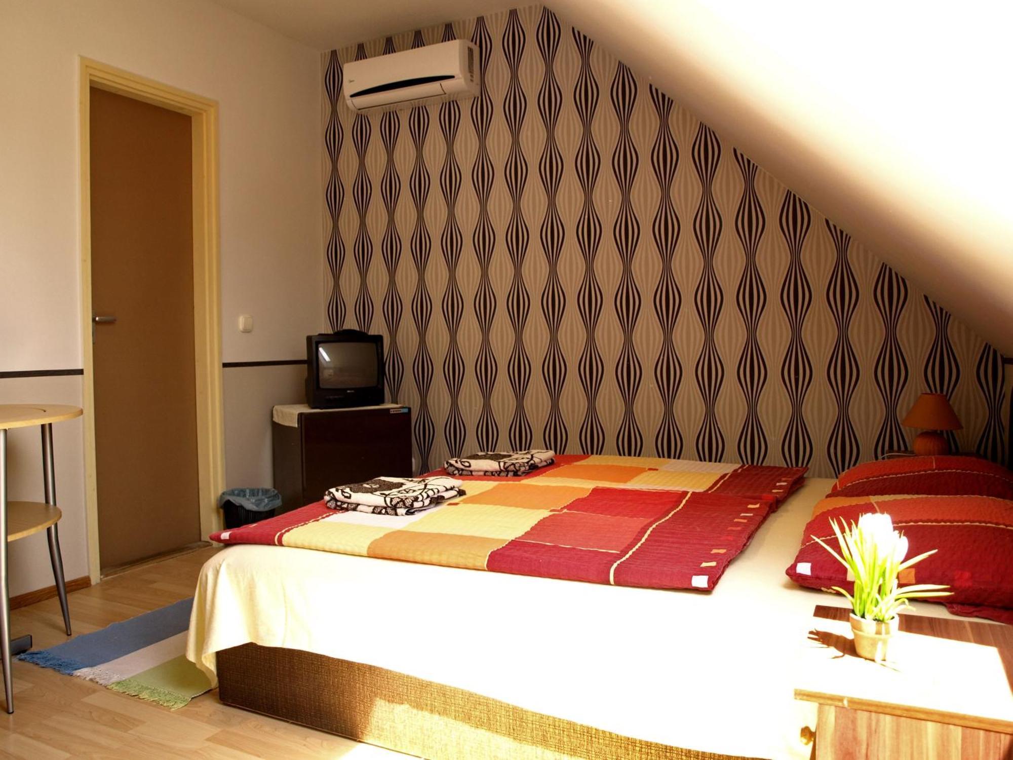Illes Vendeghaz Hotel เคสเท ภายนอก รูปภาพ