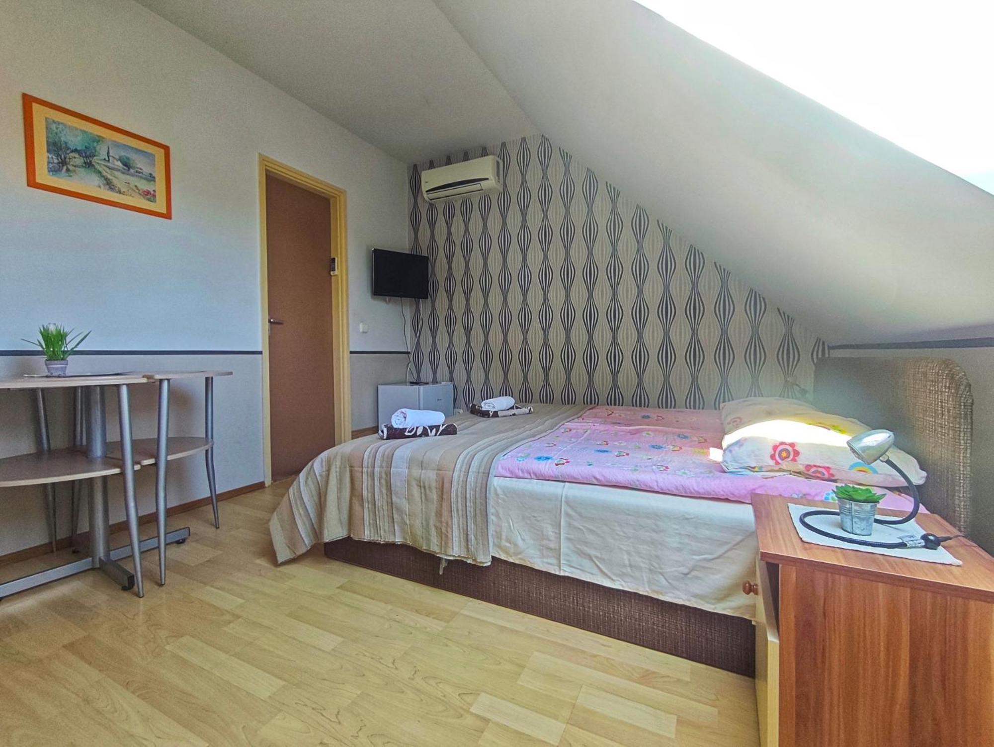 Illes Vendeghaz Hotel เคสเท ภายนอก รูปภาพ