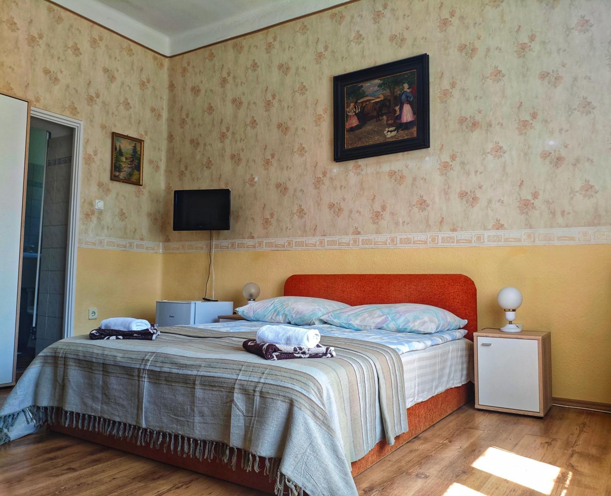 Illes Vendeghaz Hotel เคสเท ภายนอก รูปภาพ