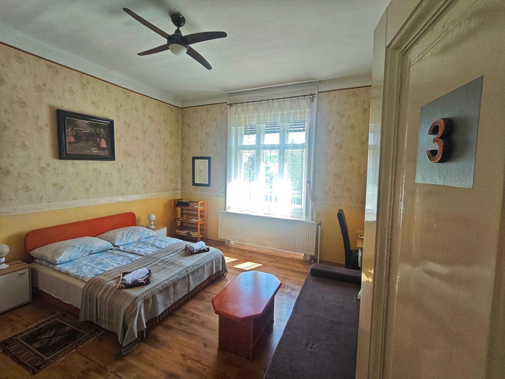 Illes Vendeghaz Hotel เคสเท ภายนอก รูปภาพ