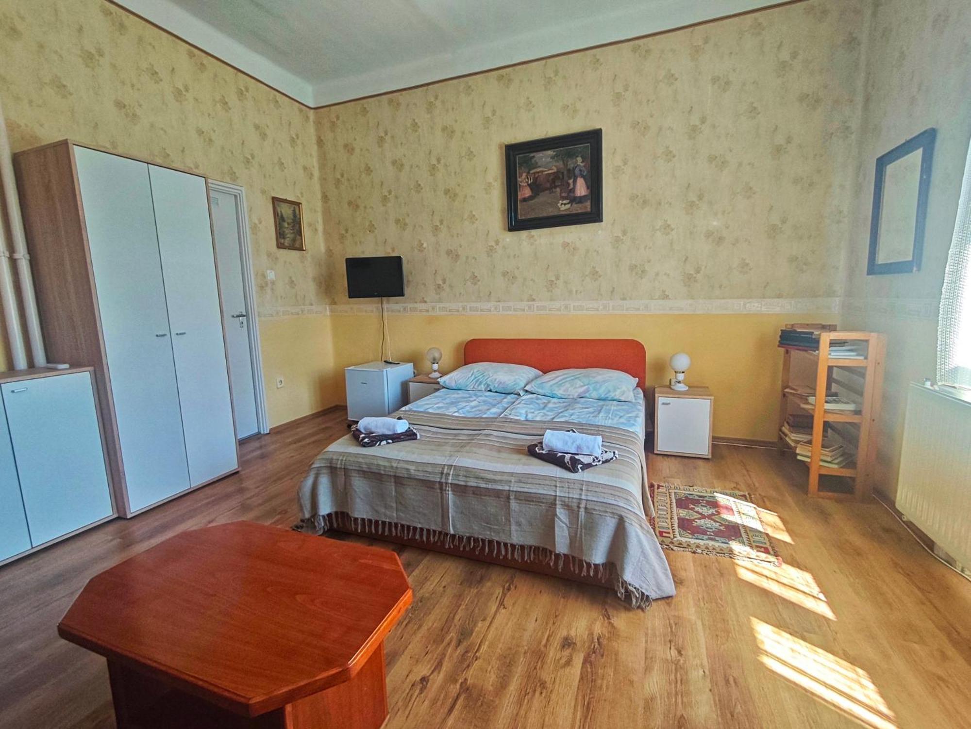 Illes Vendeghaz Hotel เคสเท ภายนอก รูปภาพ