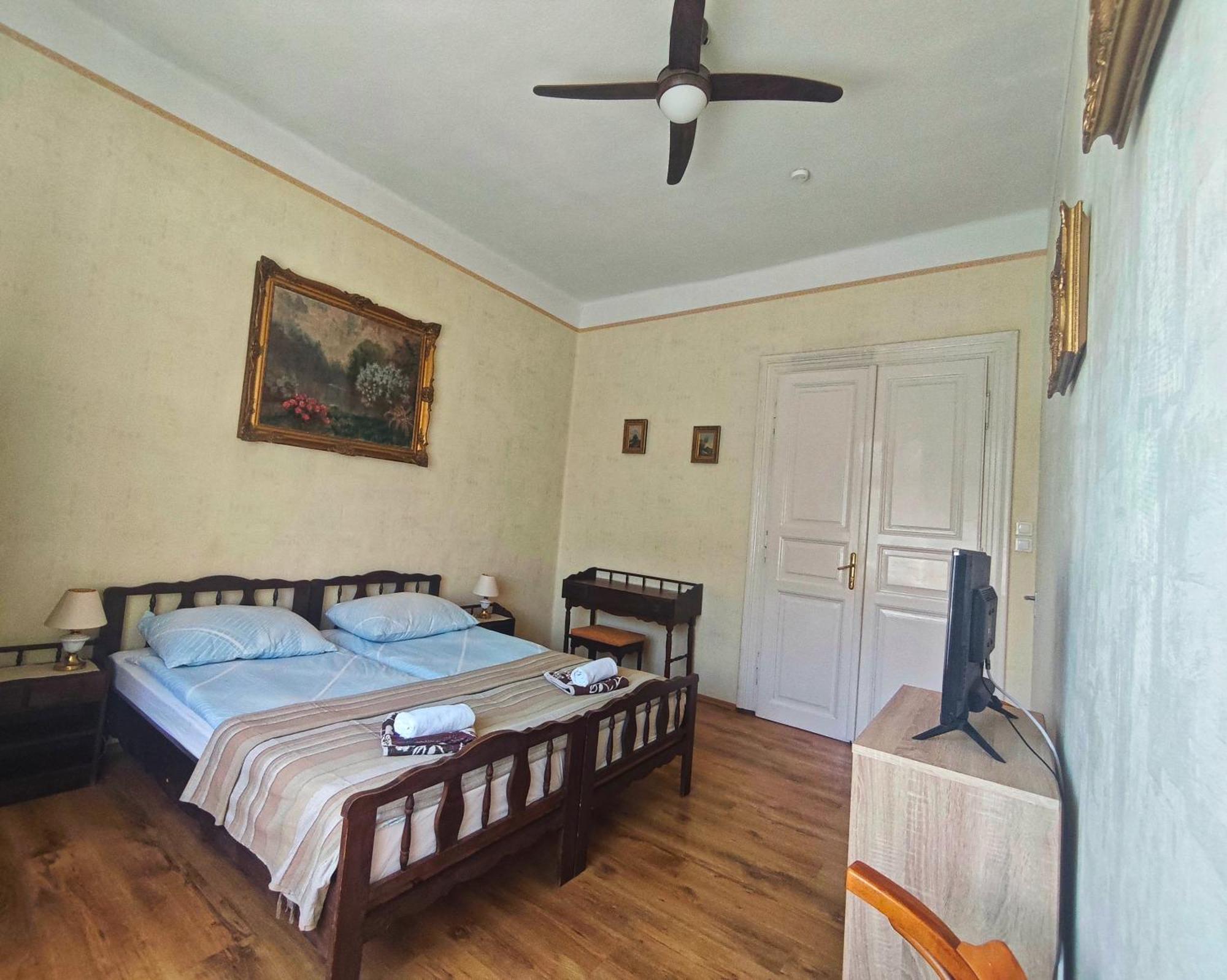 Illes Vendeghaz Hotel เคสเท ภายนอก รูปภาพ