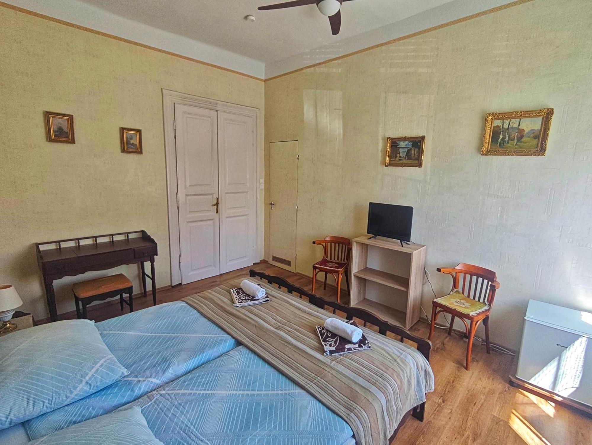 Illes Vendeghaz Hotel เคสเท ภายนอก รูปภาพ