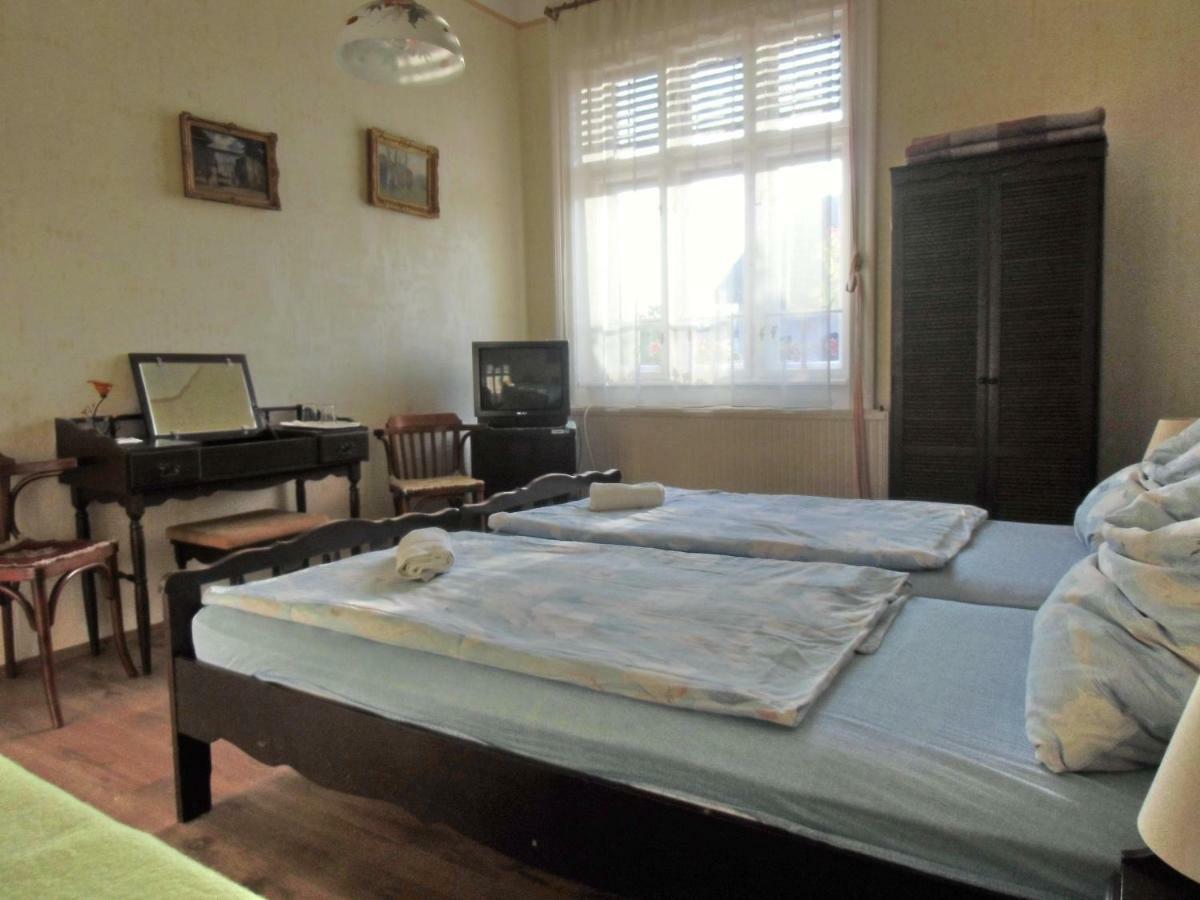 Illes Vendeghaz Hotel เคสเท ภายนอก รูปภาพ